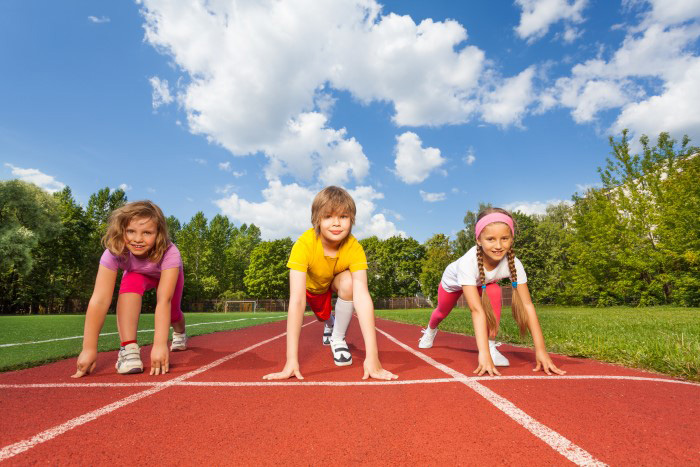 Enfants sur un elignes de départ